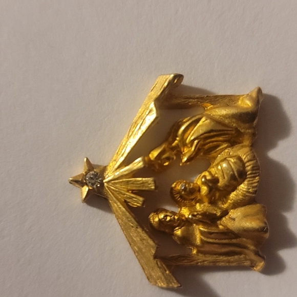 Sterling Gifts Christmas Manger Nativity Pin Gold Pllkated with Star - Picture 2 of 3